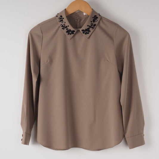 ビジュー付きバックボタンブラウス