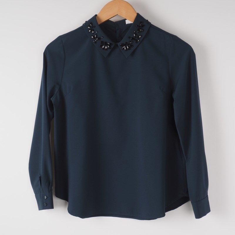 ビジュー付きバックボタンブラウス