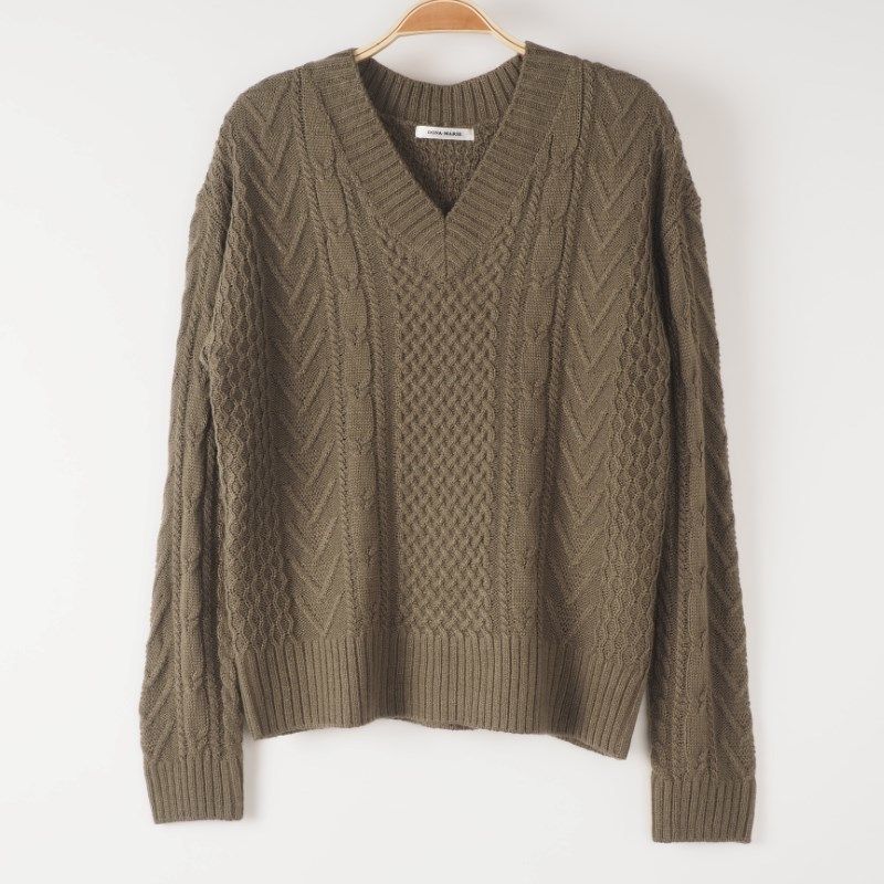 Vネックローゲージニット