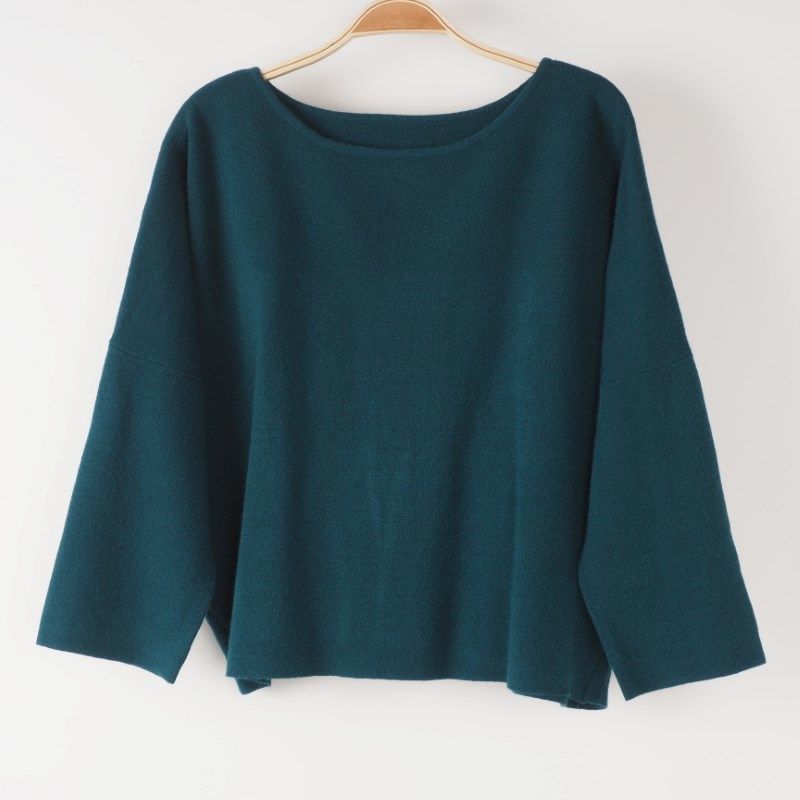 デコルテラインギャザーニット