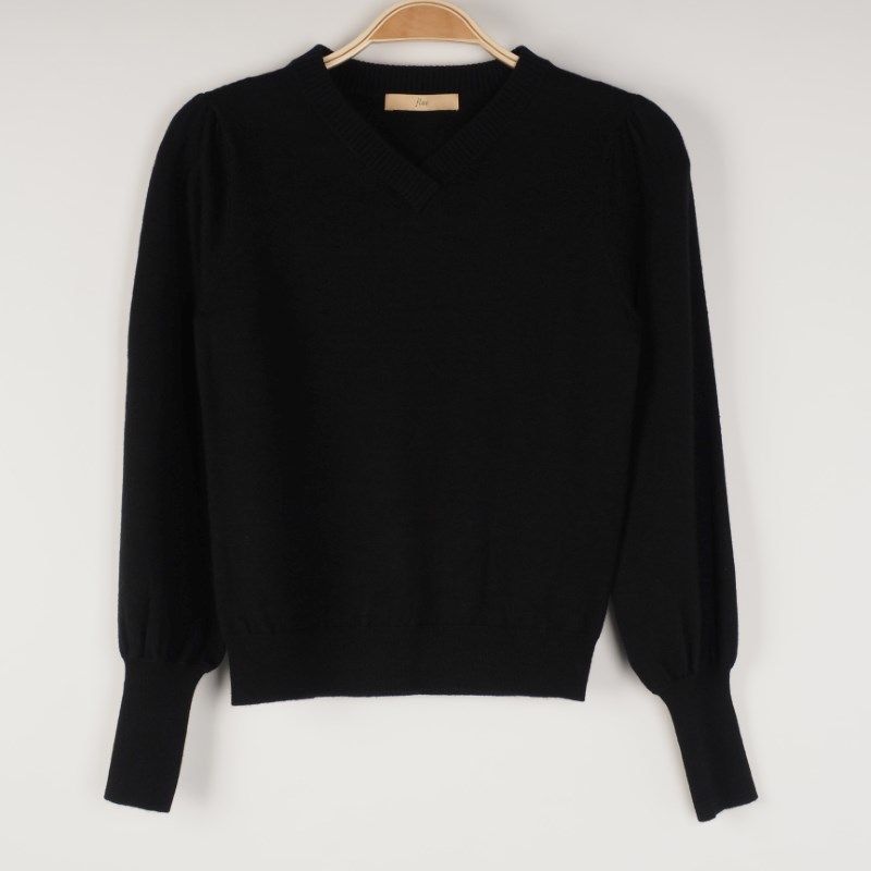 Vネックリブニット