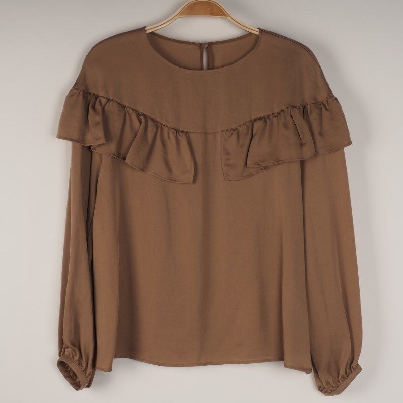 フリルブラウス