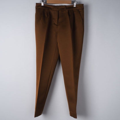 光沢感のあるタック入りテーパードパンツ