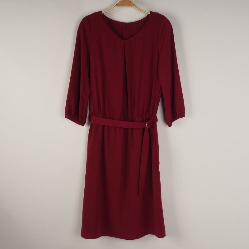 光沢感のあるウエストベルト付きワンピース