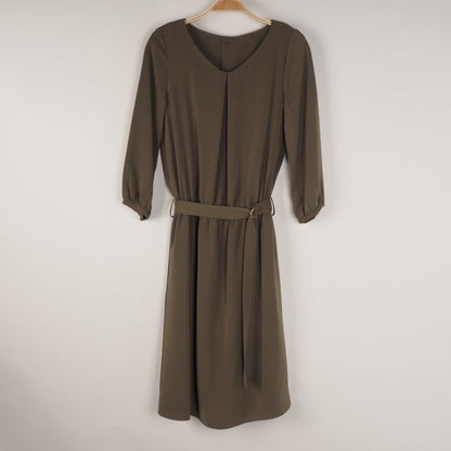 光沢感のあるウエストベルト付きワンピース