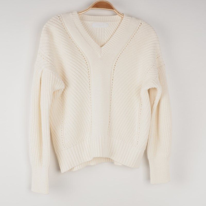 タック付きVネックニット