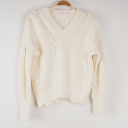 タック付きVネックニット