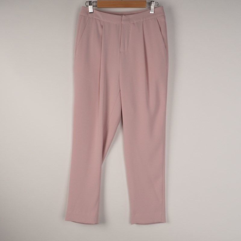 タック入りテーパードパンツ