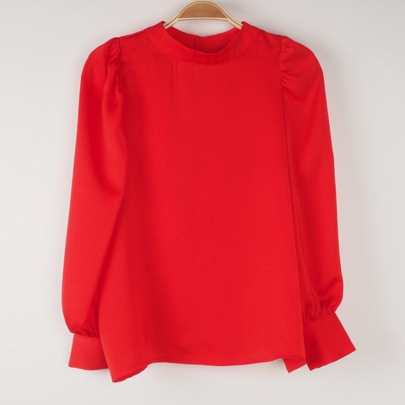 詰まった襟元パフスリーブブラウス