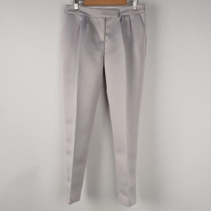 光沢感のあるタック入りテーパードパンツ