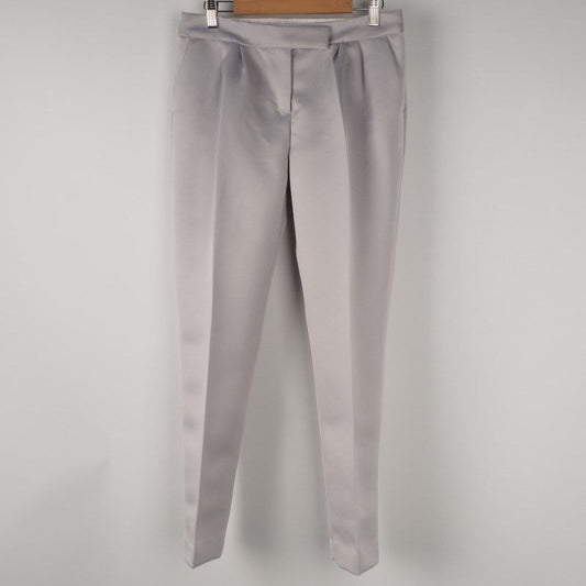 光沢感のあるタック入りテーパードパンツ